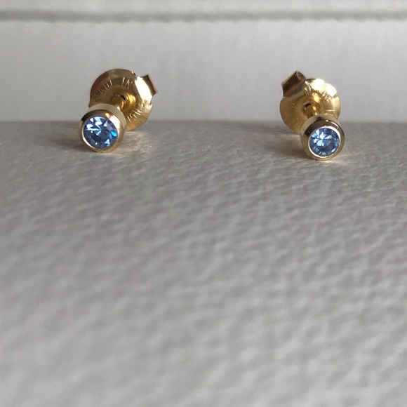 Jewelry - SOLD - 💕Host Pick💕2/18$ purchase Gold earrings with white stone